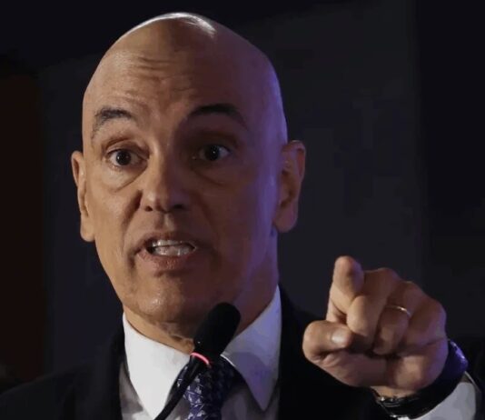 Servidora alvo de Moraes esperou tornozeleira em prisão masculina