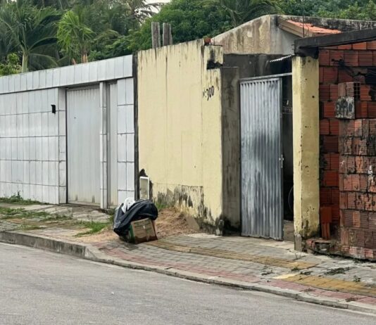 Mulher é morta a tiros na frente da filha autista após homens invadirem casa em Caucaia