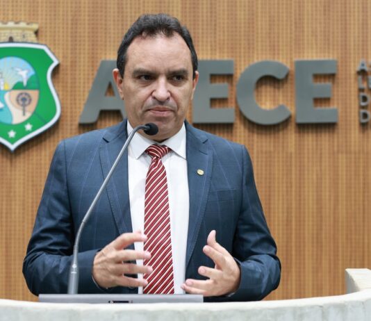 Deputado estadual do PT é preso no Ceará por passar pênis em mulher no aeroporto