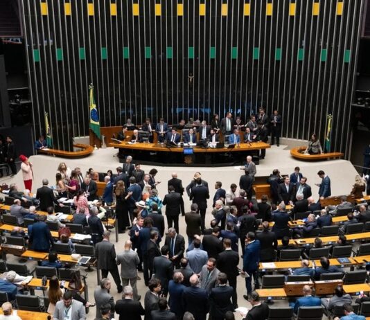 Câmara aprova novo “penduricalho” e salários podem chegar a R$ 77 mil