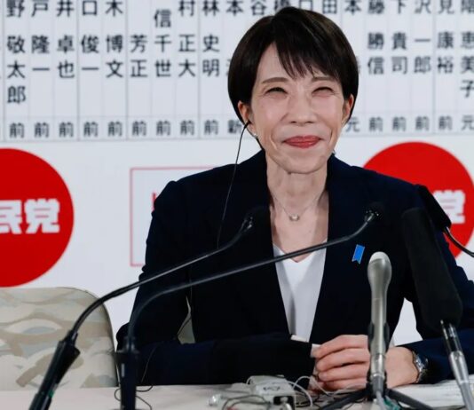 Conservadora, primeira-ministra do Japão se consolida com vitória histórica.