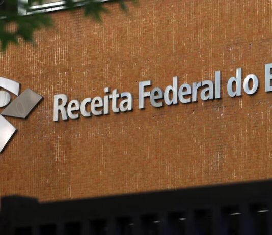 Auditores da Receita Federal emitem nota crítica às prisões decretadas por Moraes.