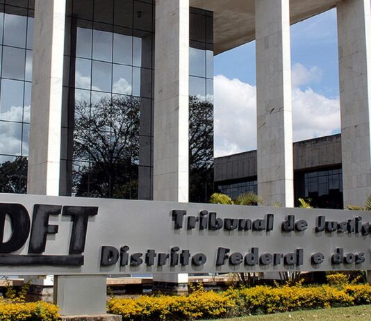 O Tribunal de Justiça do Distrito Federal dá aumento de 80% a penduricalhos de juízes.