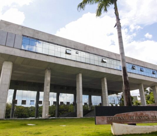 Justiça cearense dá vitória a “mulher trans” para que plano de saúde faça cirurgia de redesignação.