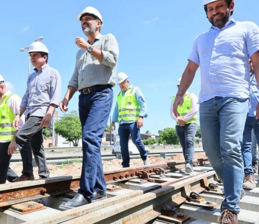 Depois de 6 adiamentos de entrega do VLT, governador Elmano (PT) promete conclusão da obra em fevereiro.