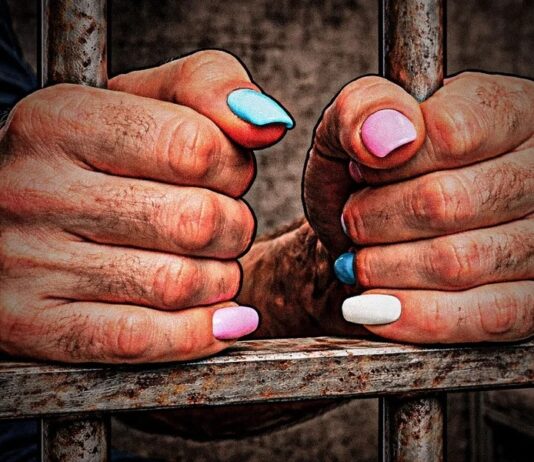Presas denunciam abusos de homens que se declaram trans em celas para mulheres.