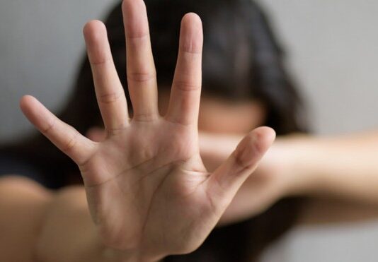 Crimes de descumprimento de medidas protetivas crescem 17% no Ceará em 2025.