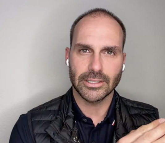 PF afasta Eduardo Bolsonaro do cargo em processo por faltas.