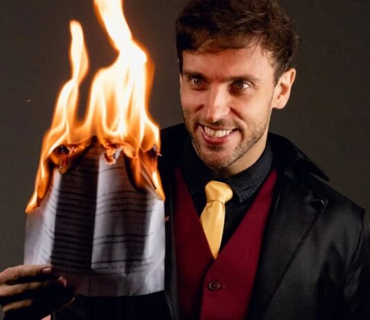 Humorista Leo Lins é absolvido após ser condenado a 8 anos de prisão por piada em show.