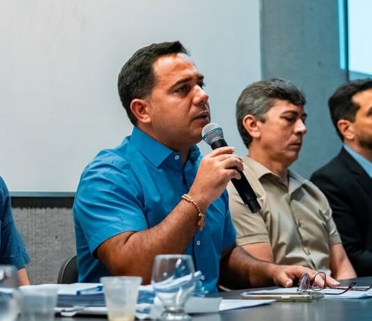 Prefeito de Iguatu corta 30% do próprio salário, do vice e de secretários para ajuste fiscal no munícipio