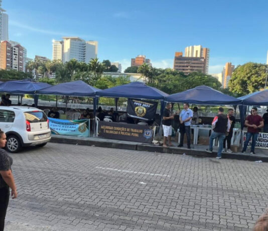 Policiais penais seguem acampados em frente ao Palácio da Abolição pelo 2º dia