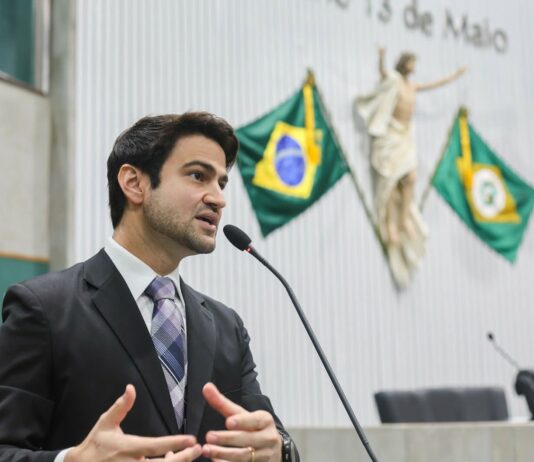 Deputado Pedro Matos sai em defesa de estudantes que denunciaram condições precárias de escola em Maranguape