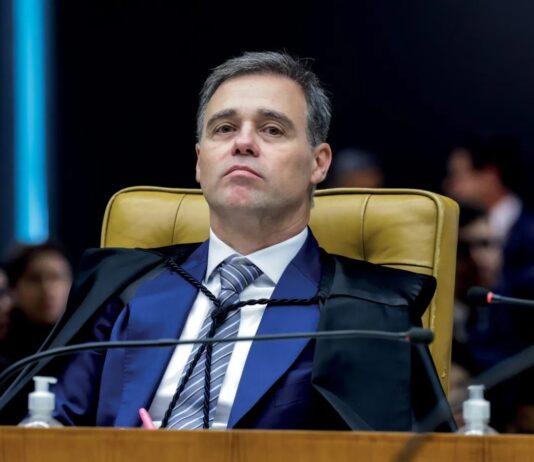 André Mendonça manda leiloar veículos de acusados de roubos do INSS.