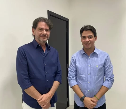 Mesmo com revelações da PF, Cid Gomes defende inocência de Júnior Mano e mantém apoio à candidatura ao Senado.