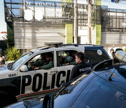 Integrantes da facção Comando Vermelho estariam cobrando “taxas de moradia” em bairros de Fortaleza.