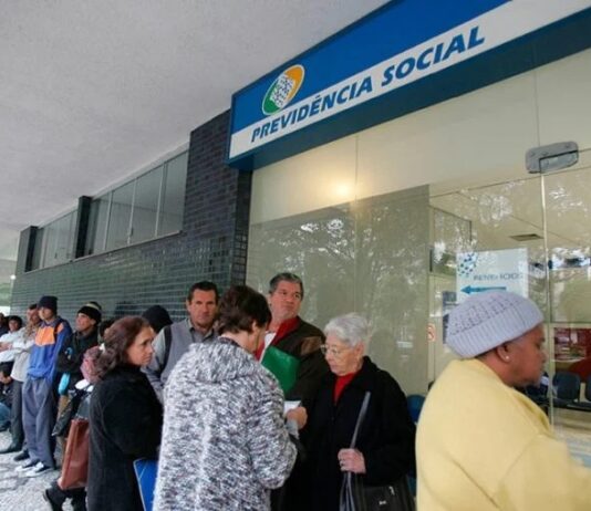 Após Lula não cumprir promessa de filas do INSS, gargalo do Instituto força pelo menos 75 mil beneficiários no Ceará a viajar mais de 70 km para perícia.