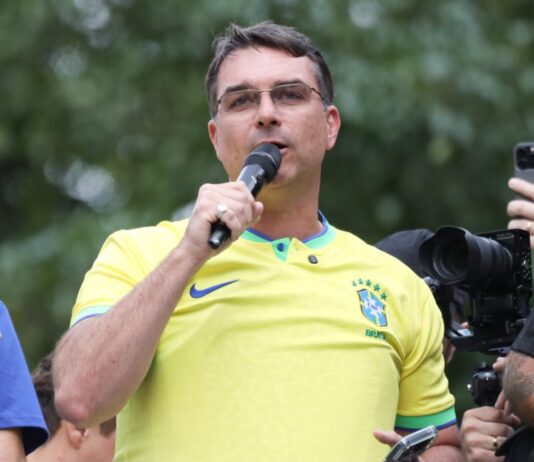 Flávio protocola PEC pelo fim da reeleição à Presidência com apoio de 30 senadores