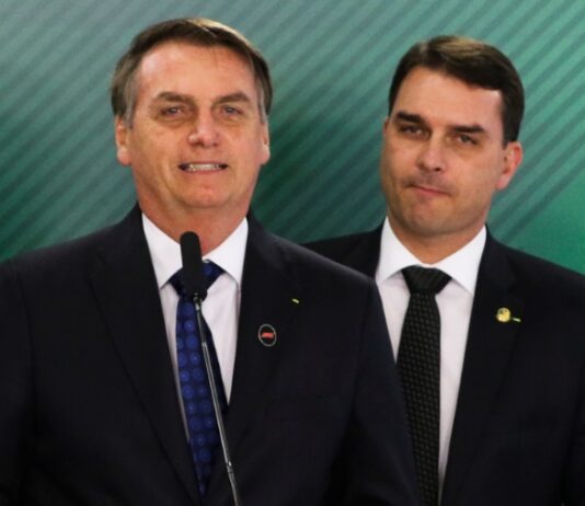 Prisão domiciliar amplia presença política de Bolsonaro e beneficia campanha de Flávio