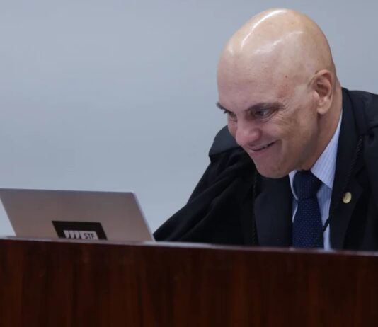 Moraes suspende visitas além da família e manda Bolsonaro ficar vigiado 24 horas