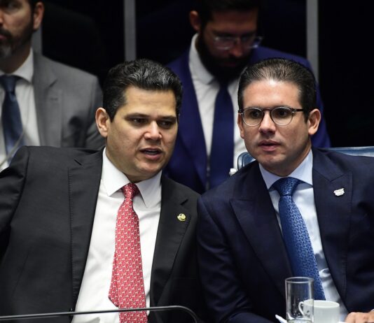 Motta e Alcolumbre silenciam sobre futuro do caso Master no Congresso