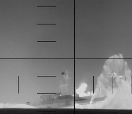 Submarino dos EUA afunda navio de guerra do Irã que esteve no Brasil.