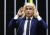 Justiça derruba condenação de Nikolas por discurso com peruca