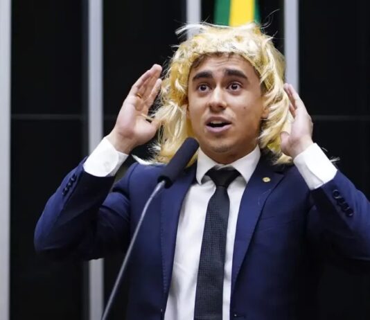 Justiça derruba condenação de Nikolas por discurso com peruca