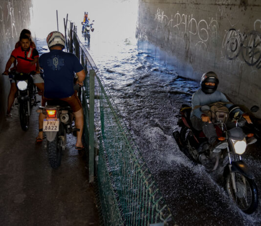 Túnel segue alagado há mais de um mês e dificulta passagem de moradores entre bairros de Fortaleza