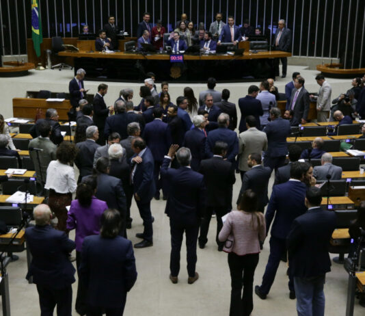 Câmara aprova urgência para ampliar limite de renda de MEIs para R$ 130 mil.