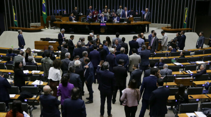 Câmara aprova urgência para ampliar limite de renda de MEIs para R$ 130 mil.