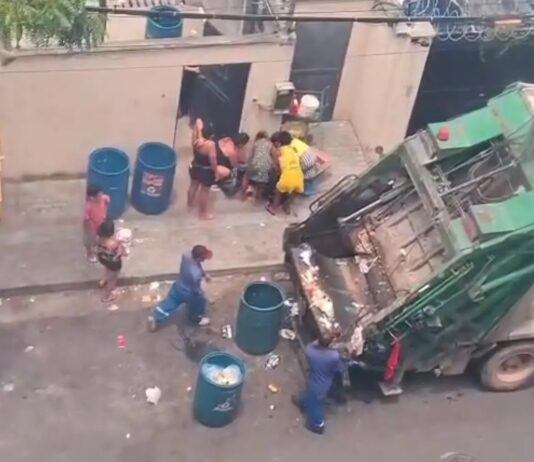 Famílias coletam comida em lixo descartado por supermercado em Fortaleza