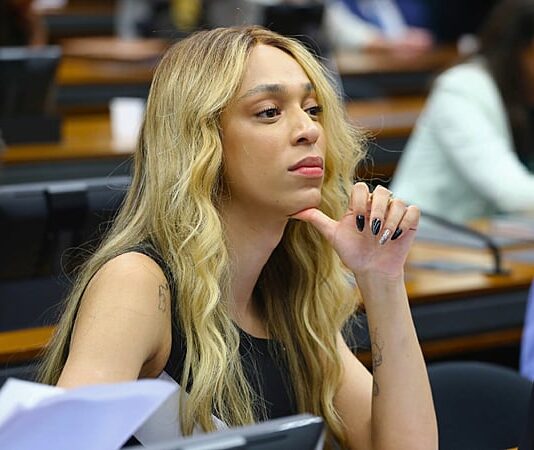 Erika Hilton é eleita presidente da Comissão de Direitos da Mulher