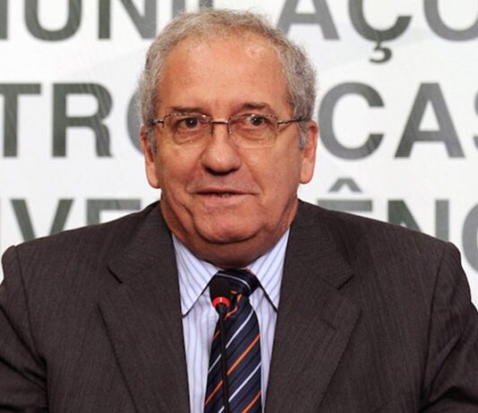 Ex-ministro de Lula é deportado do Panamá após pergunta sobre crimes na época do regime militar.