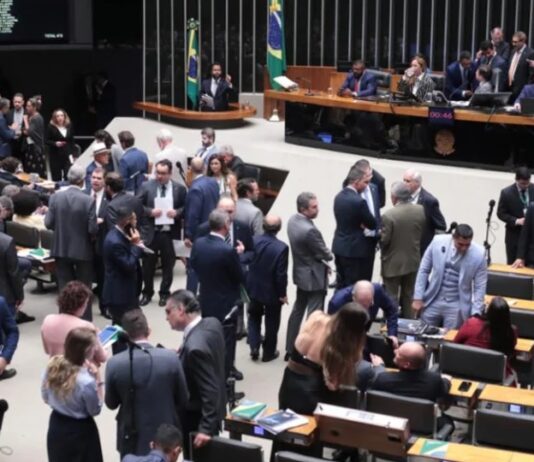 Câmara aprova PEC da Segurança Pública sem redução da maioridade penal