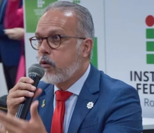 Reitor do IFRN é vaiado após elogiar Lula em formatura