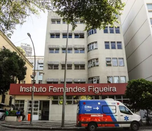 Conselho Regional de Medicina encontra 27 fetos em tambores em hospital do RJ; um deles armazenado há 16 anos