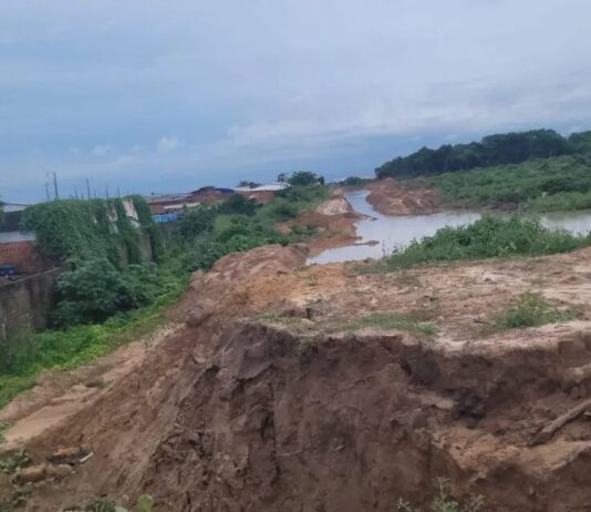 Moradores temem ruptura de barreira com água represada perto de casas no Aeroporto, em Fortaleza