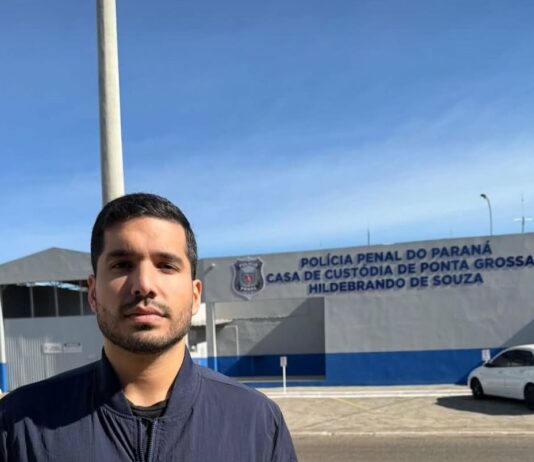 Deputado André Fernandes faz visita a Felipe Martins na prisão em Ponta Grossa.