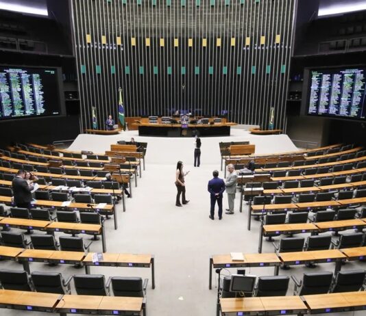 Câmara dos deputados reduz jornada de servidores em jogos do Brasil na Copa