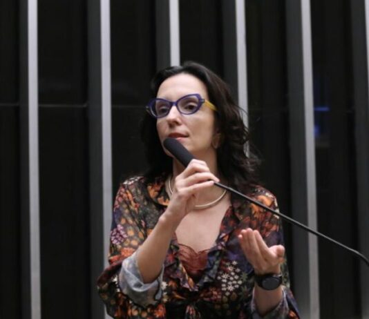 Proposta de deputada do PT na Câmara abre caminho para “ideologia de gênero” virar lei no Brasil.