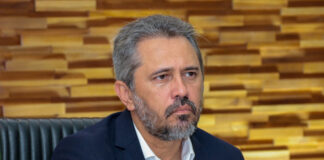 Pesquisa traz que Elmano de Freitas é o candidato a governo mais rejeitado do estado.