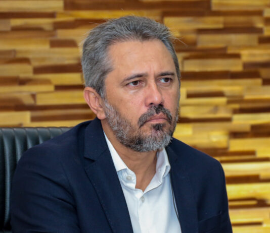 Desaprovação de Elmano sobe e 54% são contra reeleição, diz pesquisa