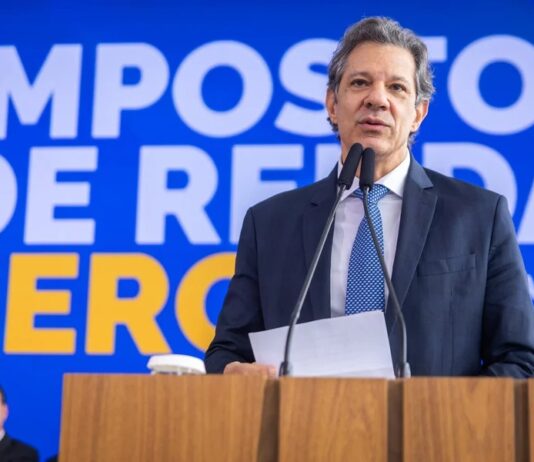 Haddad diz que Bolsonaro queria taxar o Pix, sendo que a tentativa ocorreu em 2024 no governo Lula.