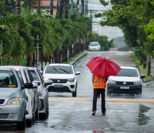 Facção proibiu taxas de flanelinhas no entorno do Parque Zoobotânico em Fortaleza.