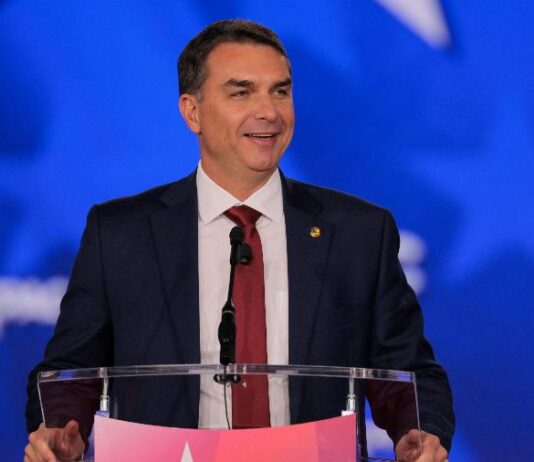 Juiz determina remoção de fake news que liga Flávio Bolsonaro a facção
