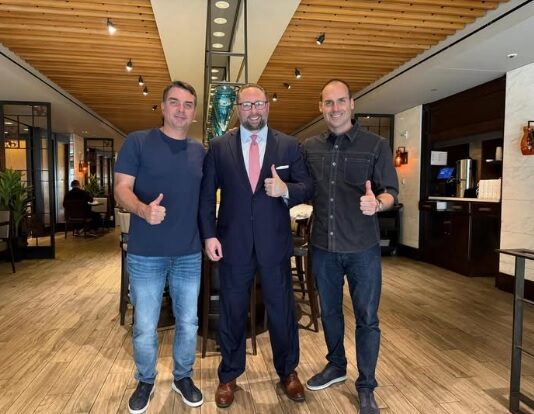 Estrategista de Trump posta foto com Flávio e reitera apoio à candidatura: “Bolsonaro 2026”