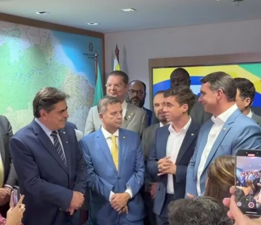 Nikolas Ferreira encontra Flávio e reafirma união: “Somos um time”