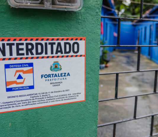 Vila de casas no bairro Aerolândia é interditada pela Defesa Civil