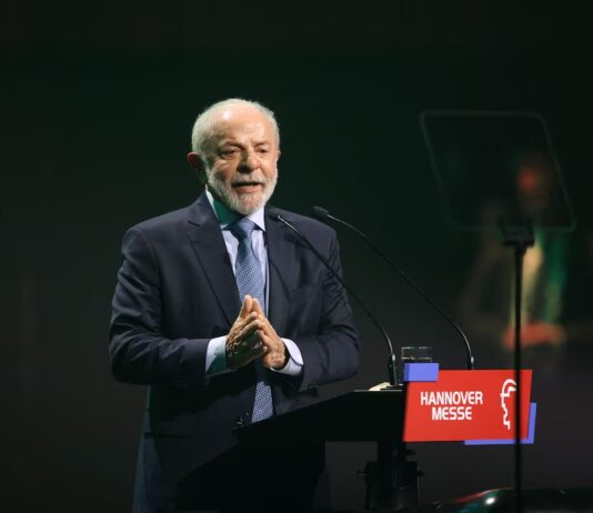 Mesmo com aumento no preço da gasolina e do diesel, Lula diz que Brasil sofre poucas consequências do conflito no Irã.