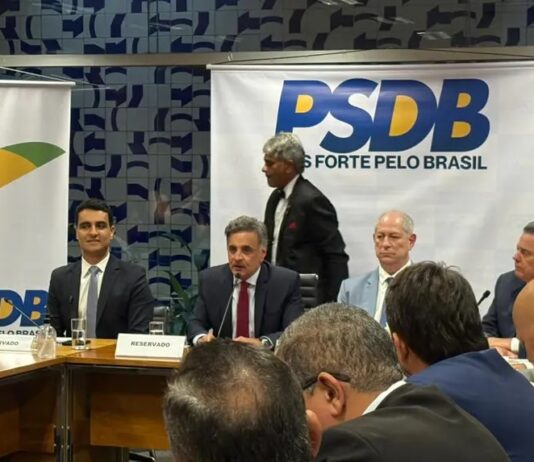 Aécio convida Ciro para candidatura presidencial, que diz que vai conversar com cearenses.